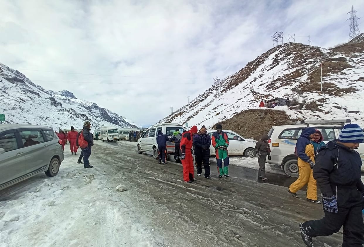 tourist comming to see atal tunnel and snow fall in rohtang  lahul spiti