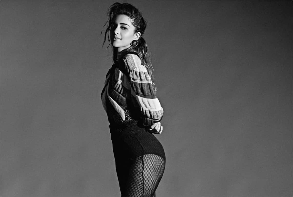 ananya panday wear sweater with stockings to look glamorous