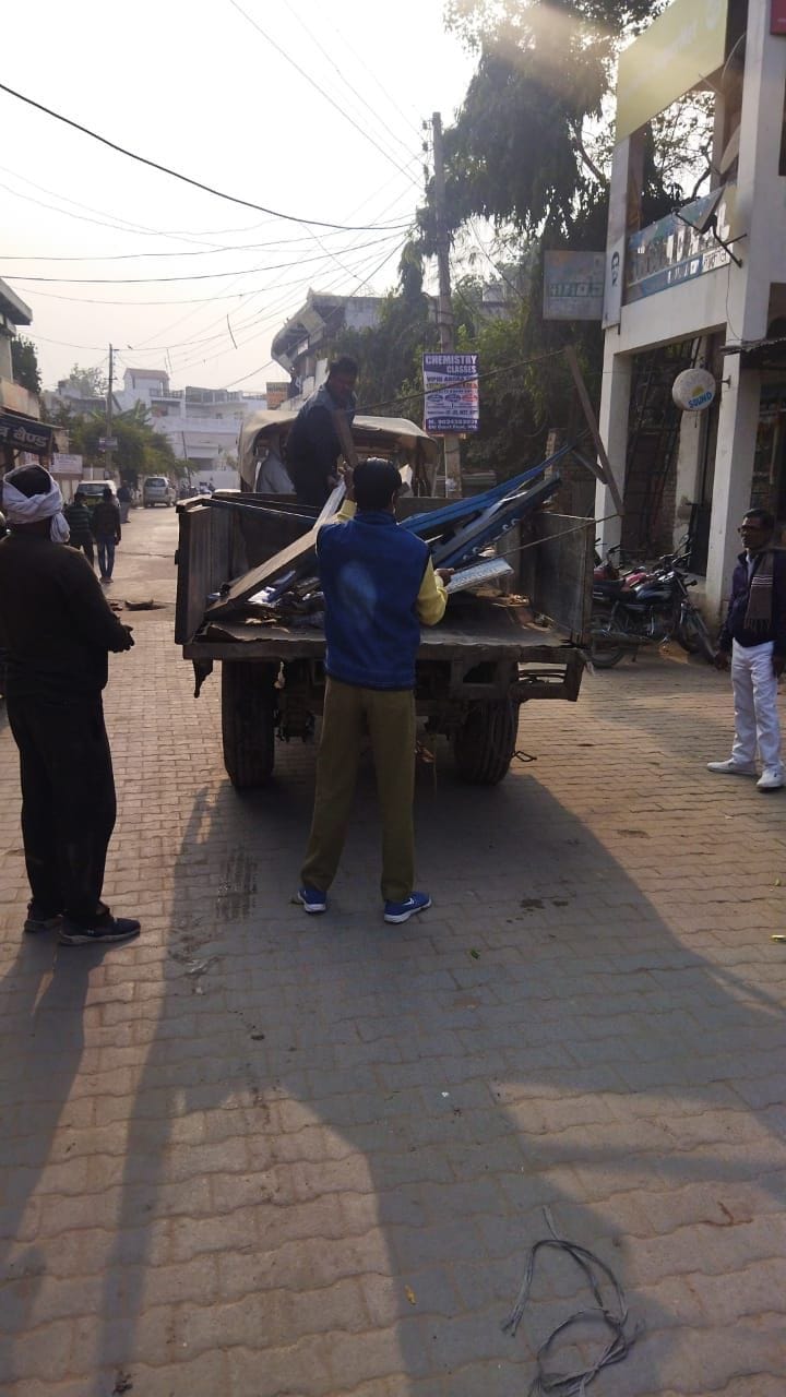 The city council confiscated the goods of the encroachers in the market