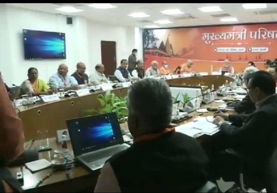 PM modi visit varanasi prime minister meeting with bjp ruled state chief ministers Yogi government praised and advice to state governments