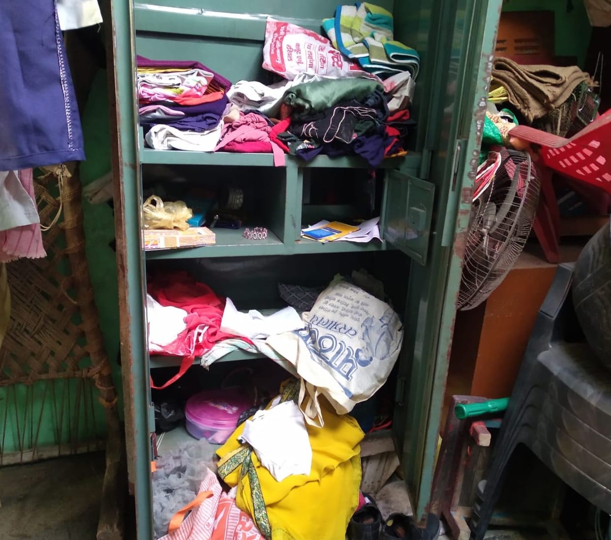 fathepur news,Seven and a half lakh stolen from real brothers' house