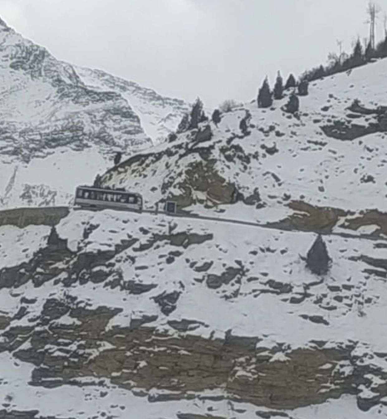 Administration opened Sissu-Keylong road to tourists for two hours