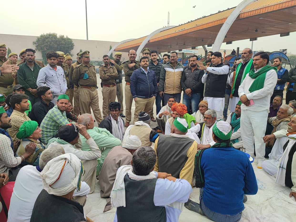 Mathura: BKYU staged a sit-in demonstration on Yamuna Expressway