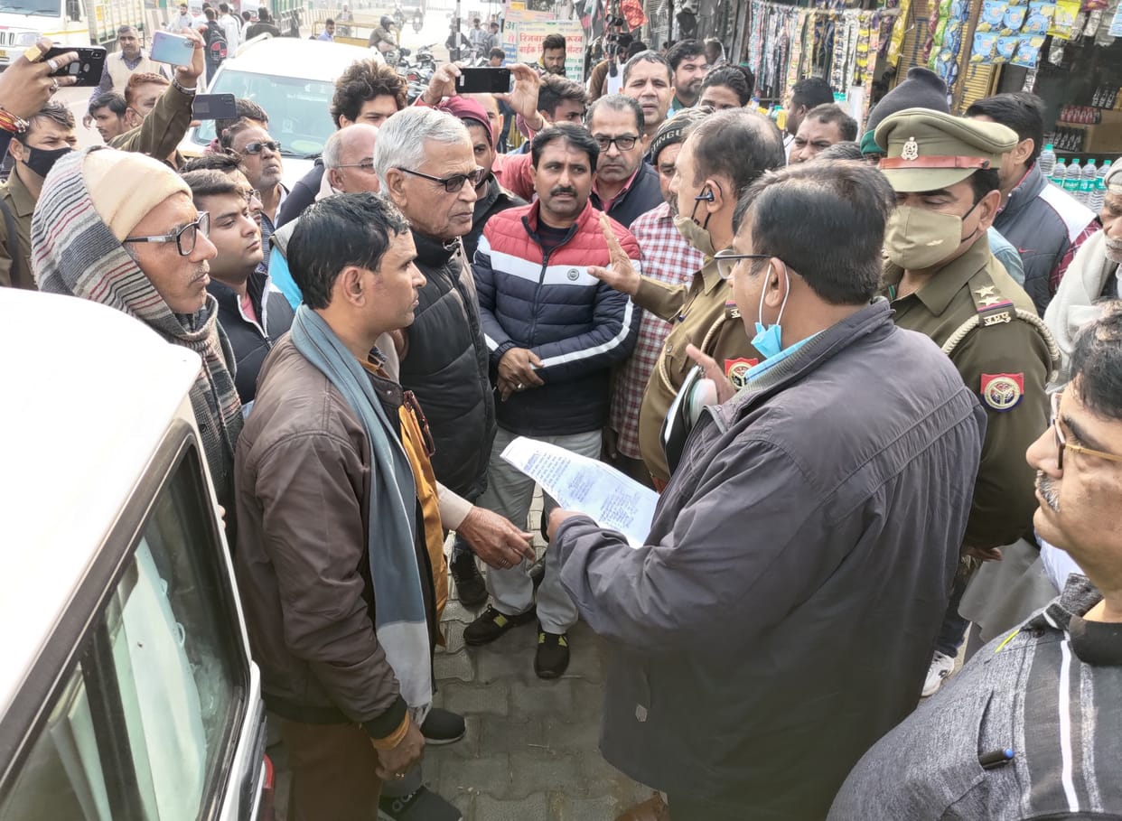 Shopkeepers entangled with the authority's team reached to seal Krishna Market
