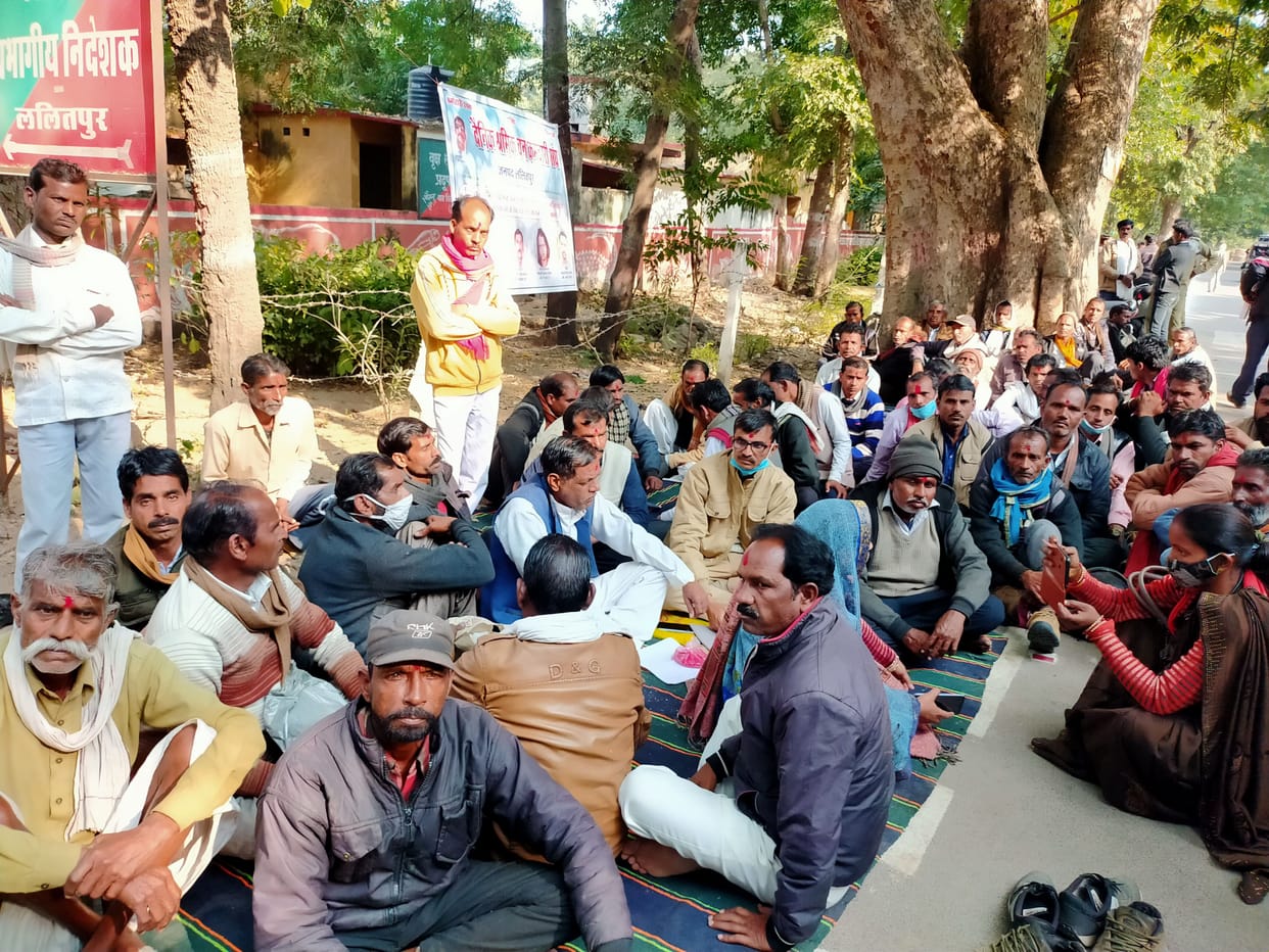 forest workers demonstrated against the demands