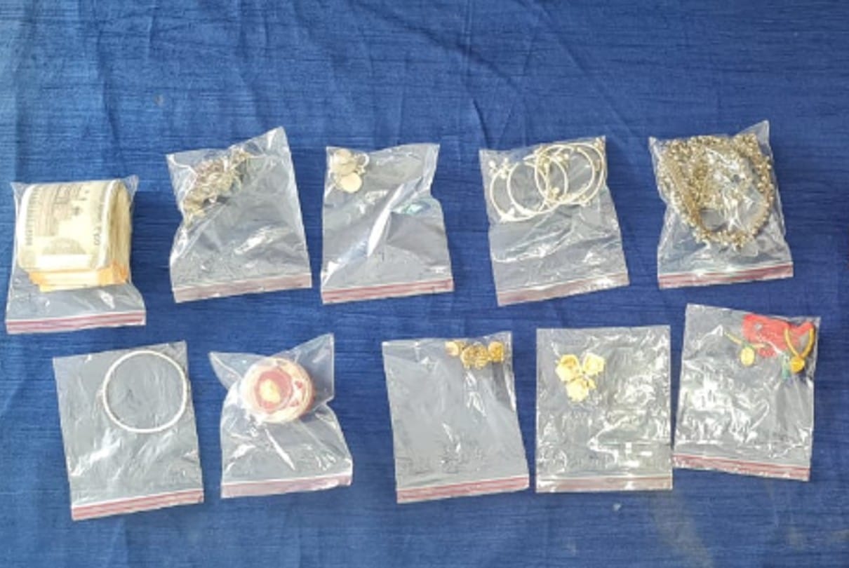 Chhatarpur: Harpalpur police arrested the accused with stolen jewelery and cash of 9000 thousand