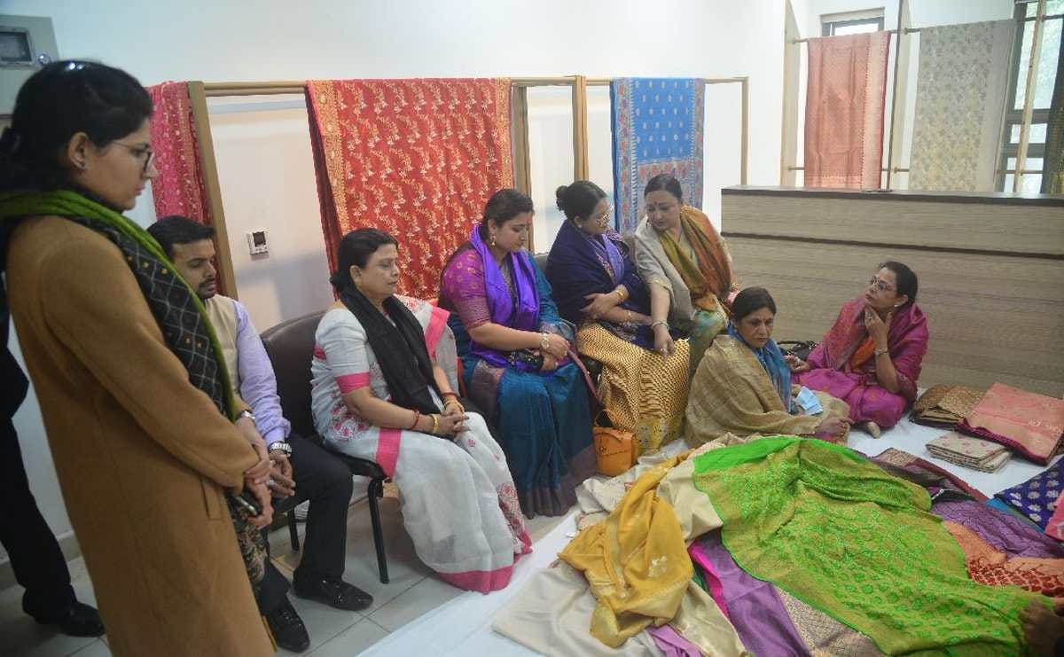 Kashi vishwanath Dham inaugration: BJP state Chief ministers meeting with prime minister modi and CMs wife  bought Banarasi saris