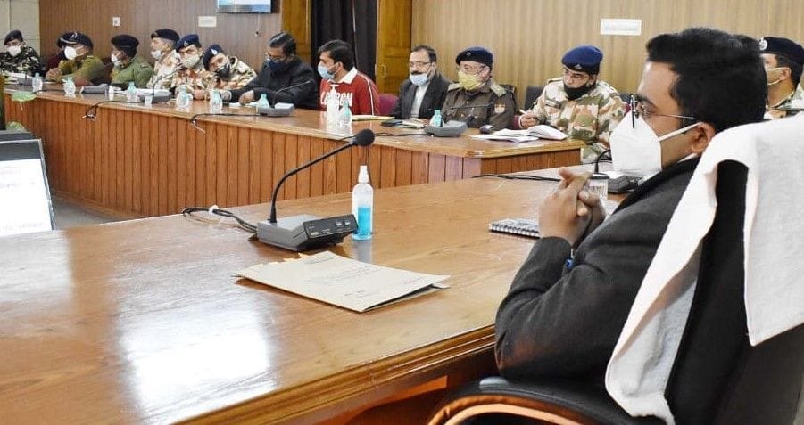Do development work in border area with mutual harmony: DM