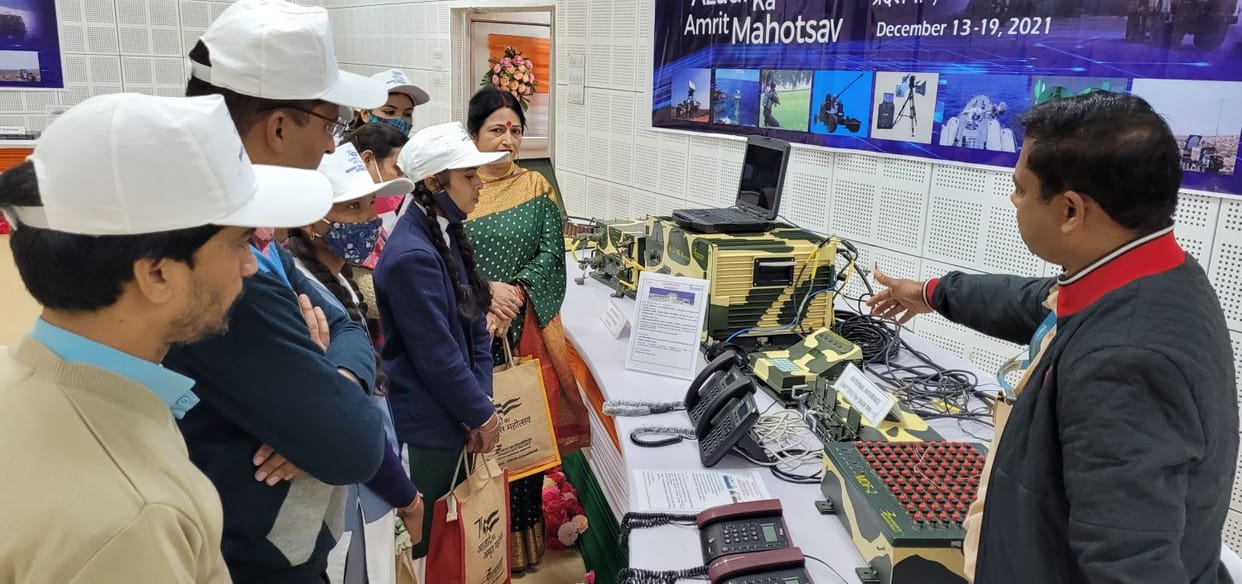 Students saw army equipment