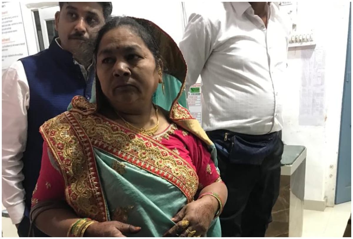 bike rider miscreant snatched necklace of more that three lakh rupees from women who was going to attend the marriage ceremony of her son
