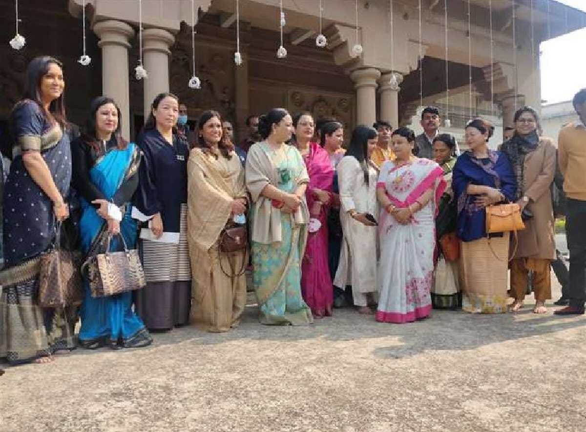 BJP state Chief Ministers Wives visited Akhand Bharat Mata mandir shopping in Banaras