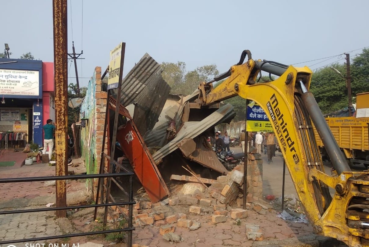 Bulldozer ran against encroachment on Rohtak road in delhi
