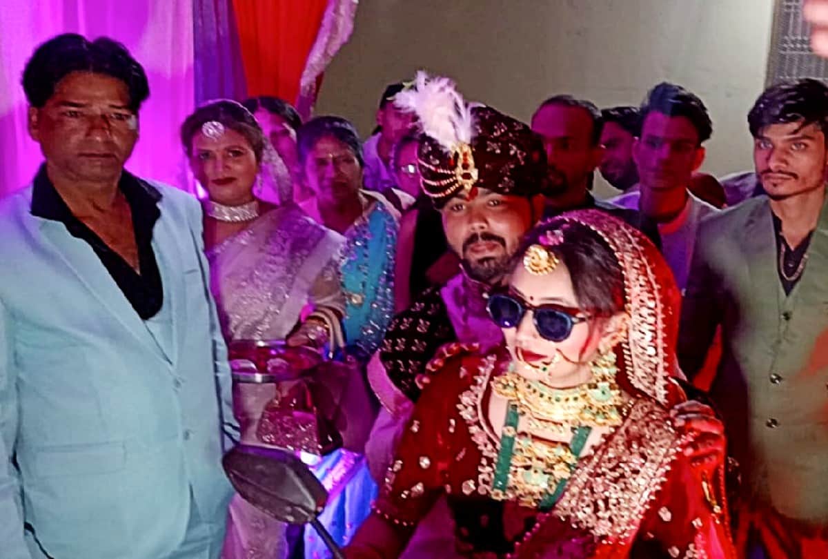 bride arrived at wedding ceremony with groom on scooter in firozabad