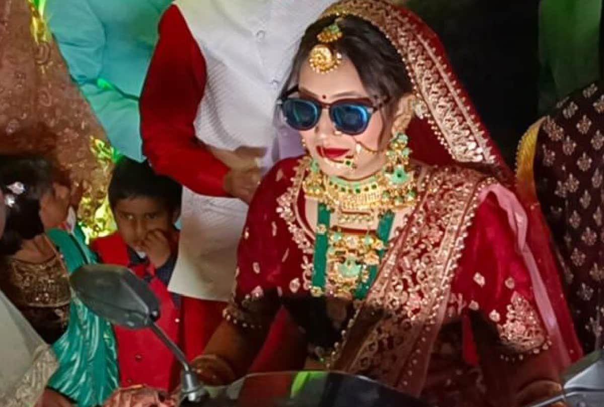 bride arrived at wedding ceremony with groom on scooter in firozabad