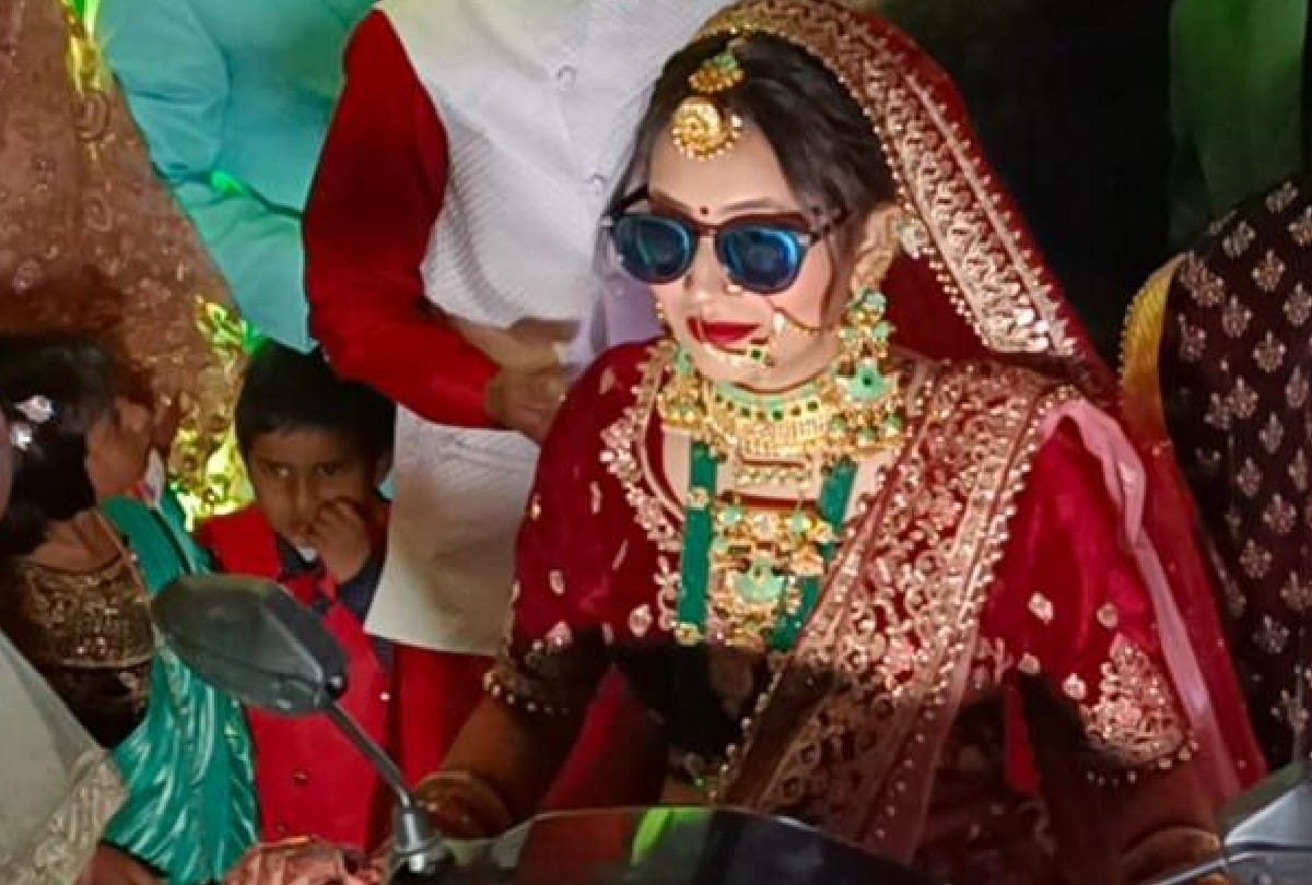 bride arrived at wedding ceremony with groom on scooter in firozabad