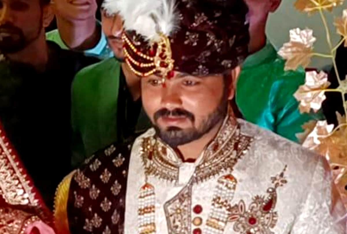 bride arrived at wedding ceremony with groom on scooter in firozabad