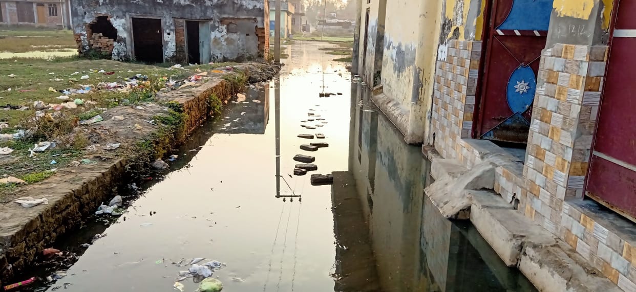 Mukarbpur to Bedpur has to go through dirty water