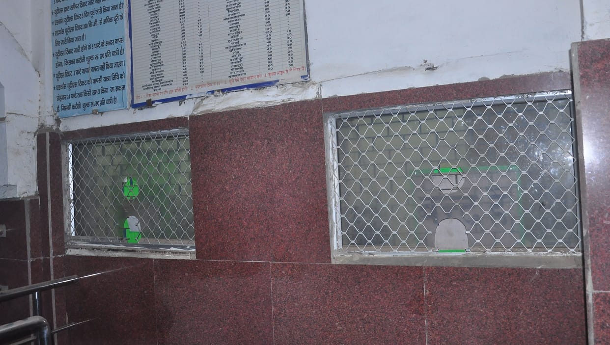 General ticket counter closed at the junction, passengers created a ruckus