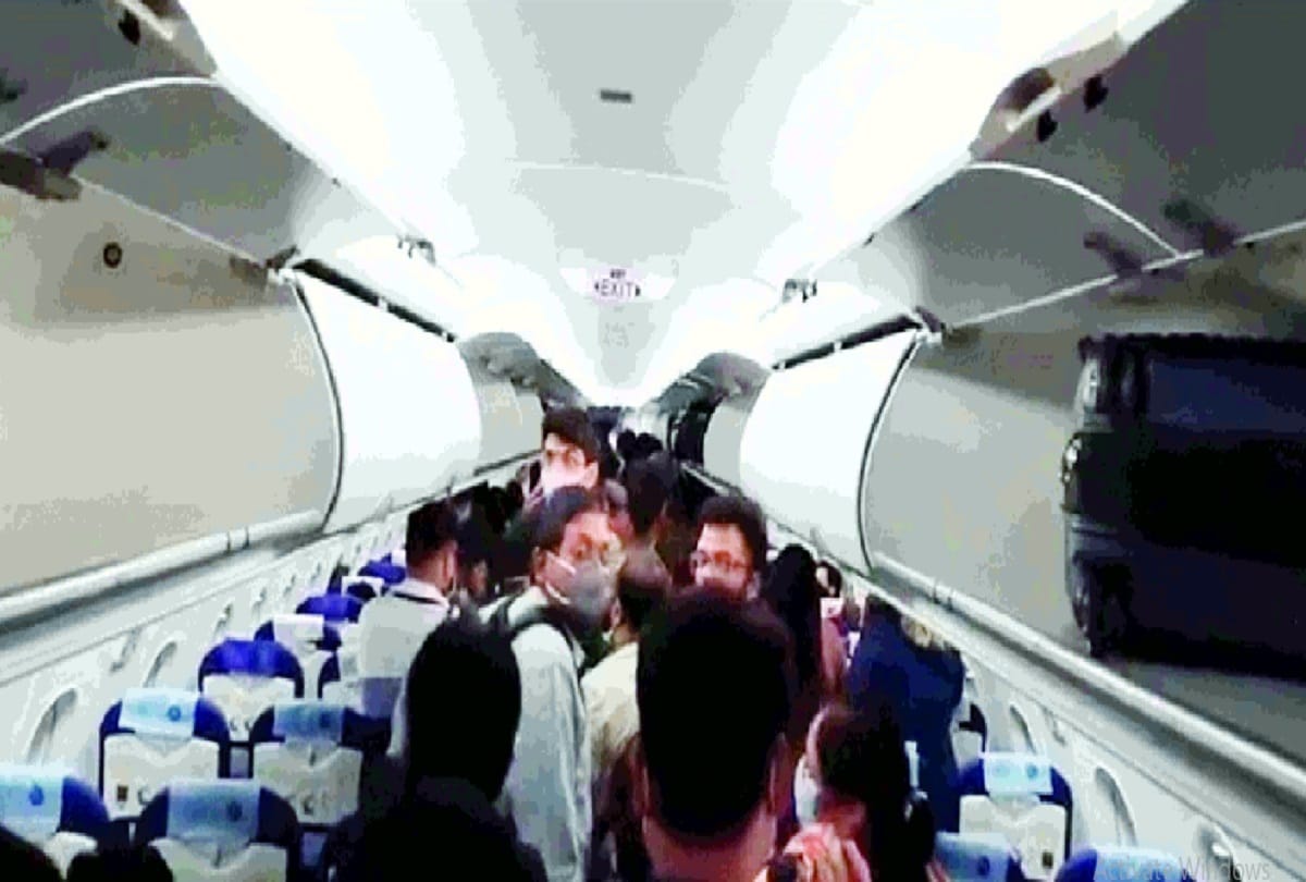 door of plane not open for 45 minutes at delhi igi airport passengers were panic