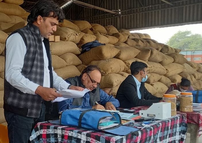 fathepur news,FCI's ED arrived to investigate, took samples of paddy