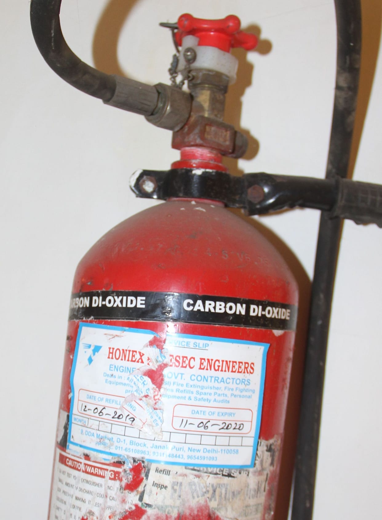Expiry date fire extinguishers are installed in the convention hall, from the Union Minister to the officers of the departments had arrived to attend the festival.