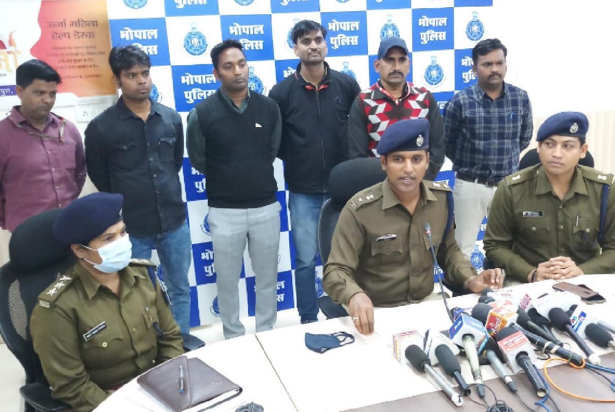 Madhya Pradesh: Five members of gang who cheated 45.70 lakh in the name of selling wheat arrested, used to extract buyers' numbers from Just Dial