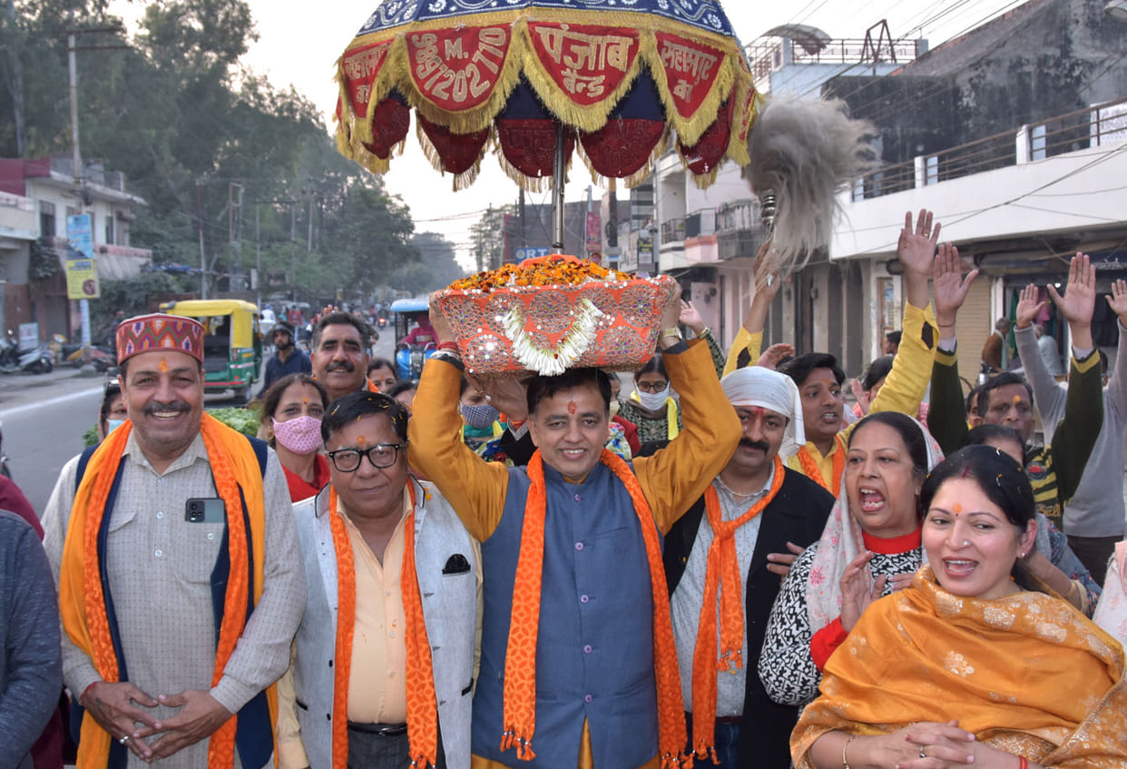 Procession taken out with pomp on Geeta Jayanti
