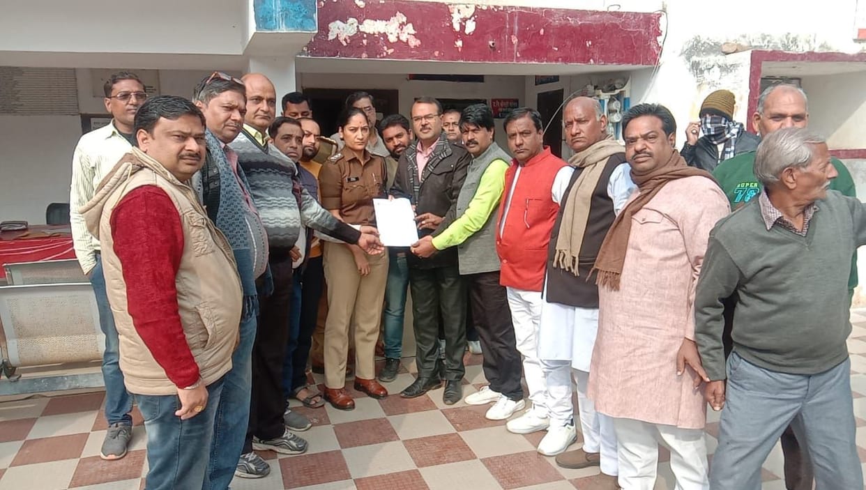 Hathras: Traders met CO in protest against loot of lakhs, submitted memorandum