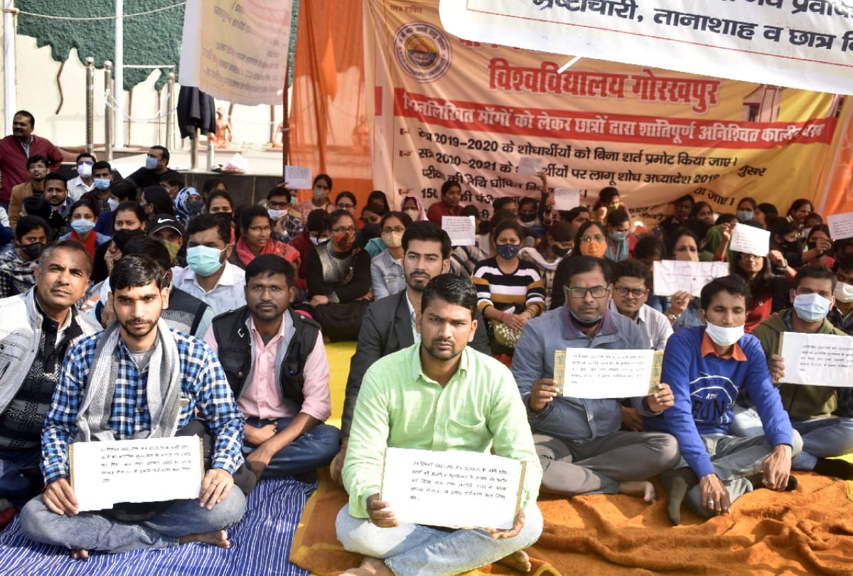 Pre-PHD students strike continues for fiveth day in Gorakhpur University