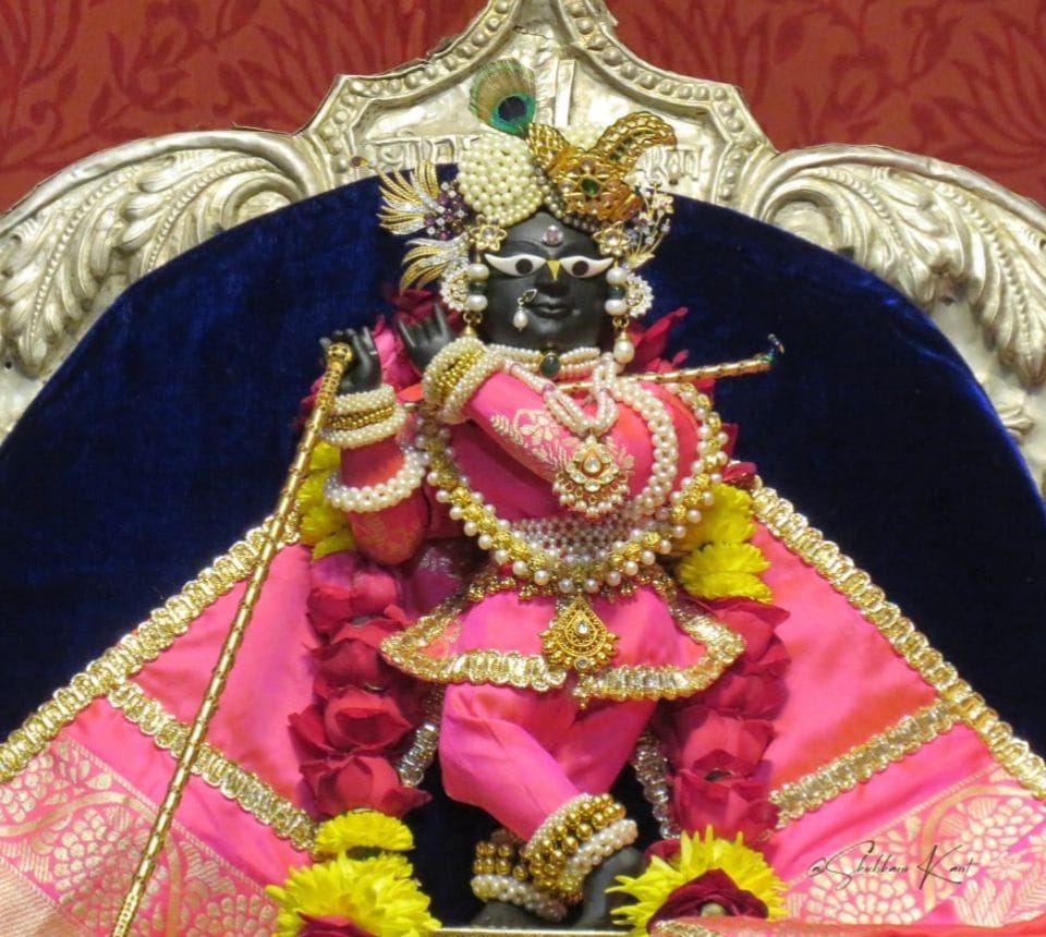 Mathura: Runjhun Nupur Bajai Re... Amar Gaurango Sundar Nachai Re...
