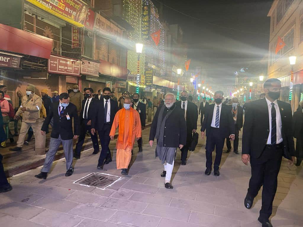 Pm modi in varanasi visit late night along with cm yogi for see badalta banaras after kashi vishwanath dham