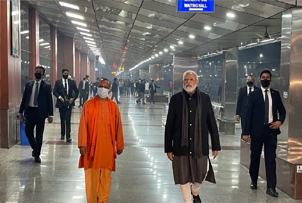 m modi visit kali darshan and varanasi railway station at night with cm yogi