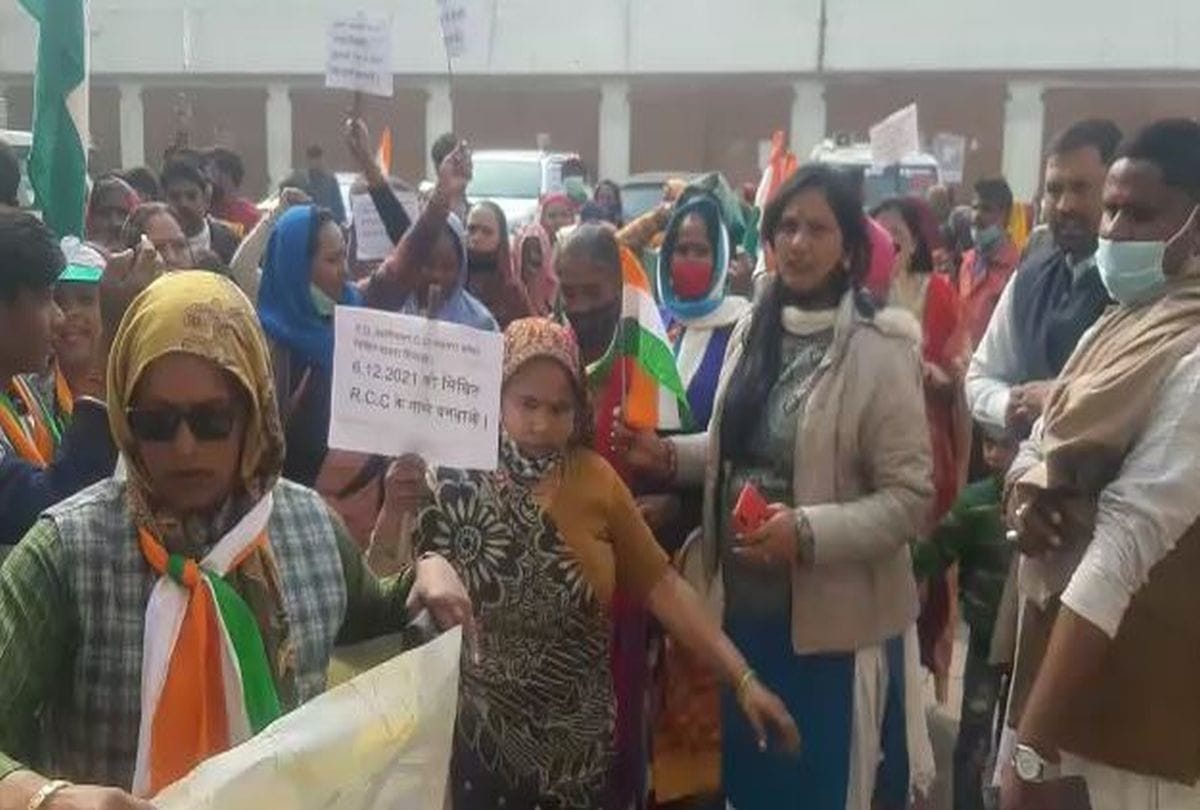 People Reached At District Administration Office Protests Against Agra Mla And Mp
