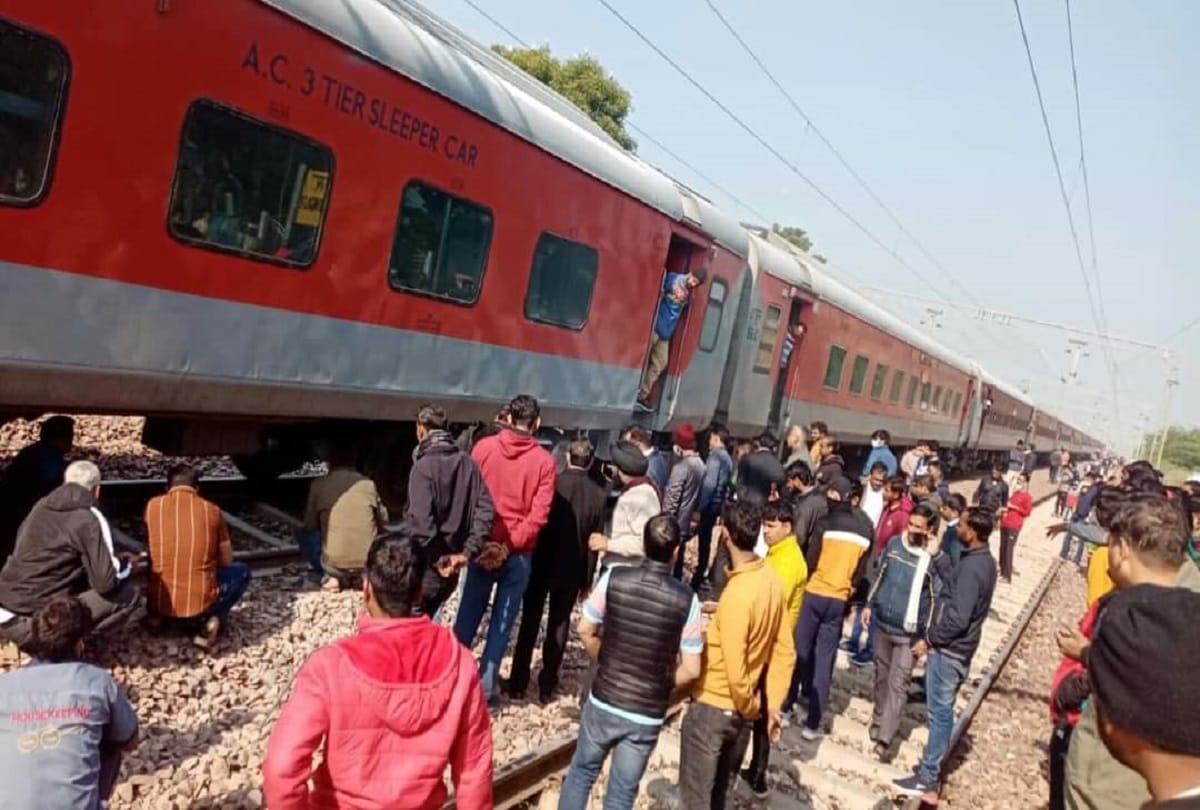 rajasthan news: Fire breaks out in Bikaner-Bilaspur train in Ravanjanadungar Station