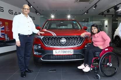 Tokyo Paralympics winner Bhavina Patel (R) with Jayanta Deb, Chief Technical Officer, MG Motor India