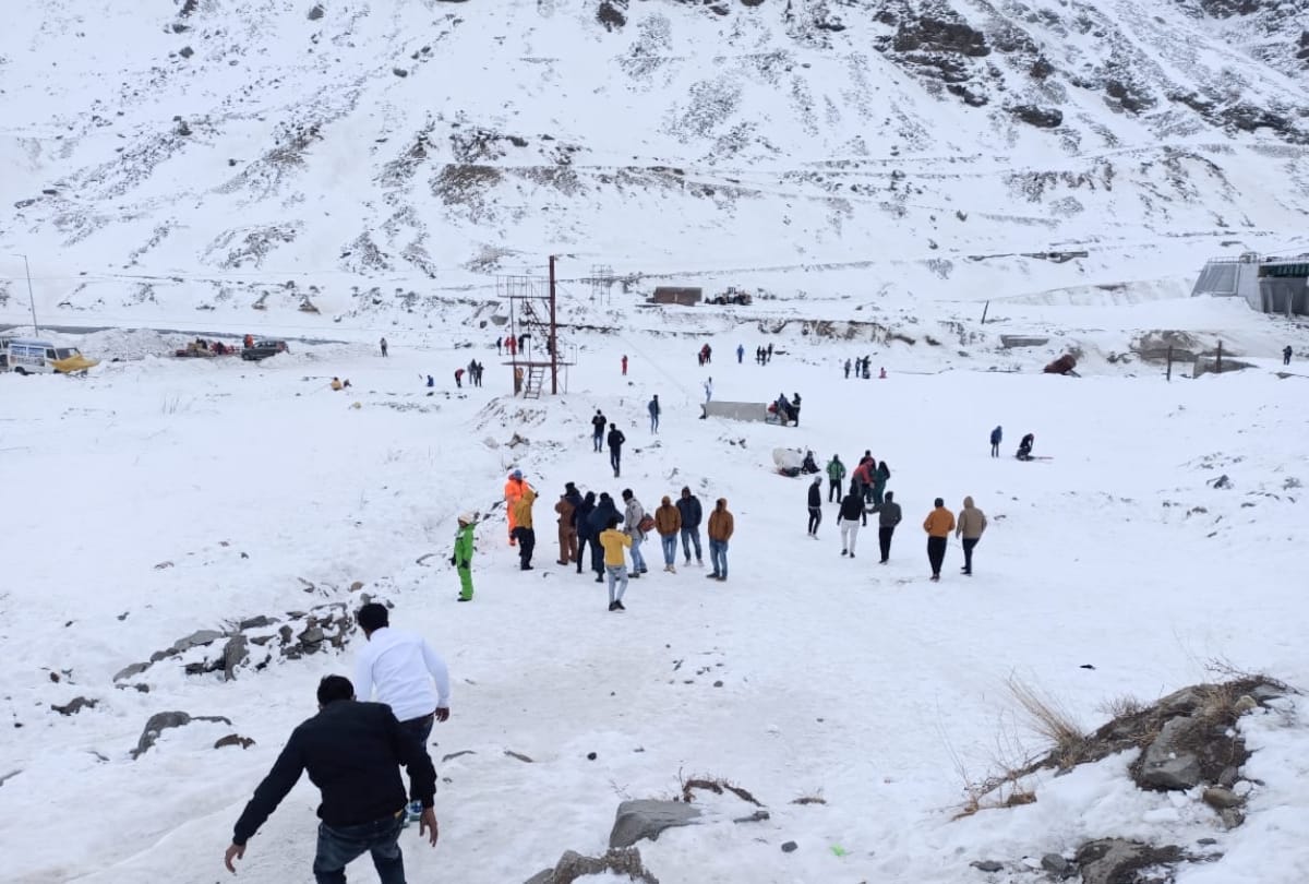 tourists flock to Atal Tunnel  North Portal and Sissu lahul himachal Even in the cold, have fun in the snow, see photos