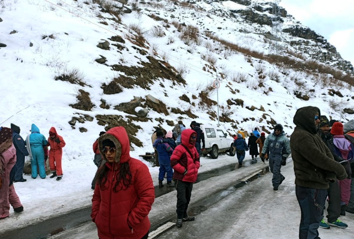 tourists flock to Atal Tunnel  North Portal and Sissu lahul himachal Even in the cold, have fun in the snow, see photos