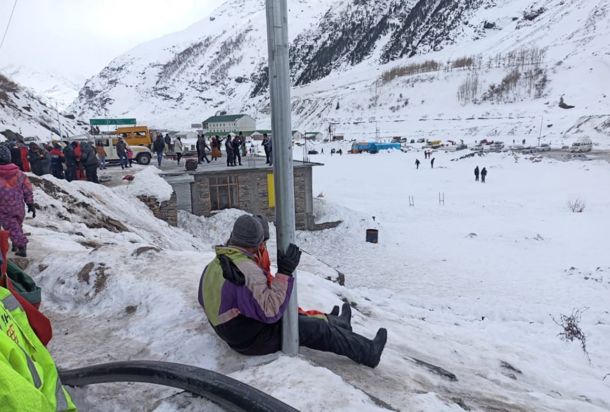 tourists flock to Atal Tunnel  North Portal and Sissu lahul himachal Even in the cold, have fun in the snow, see photos