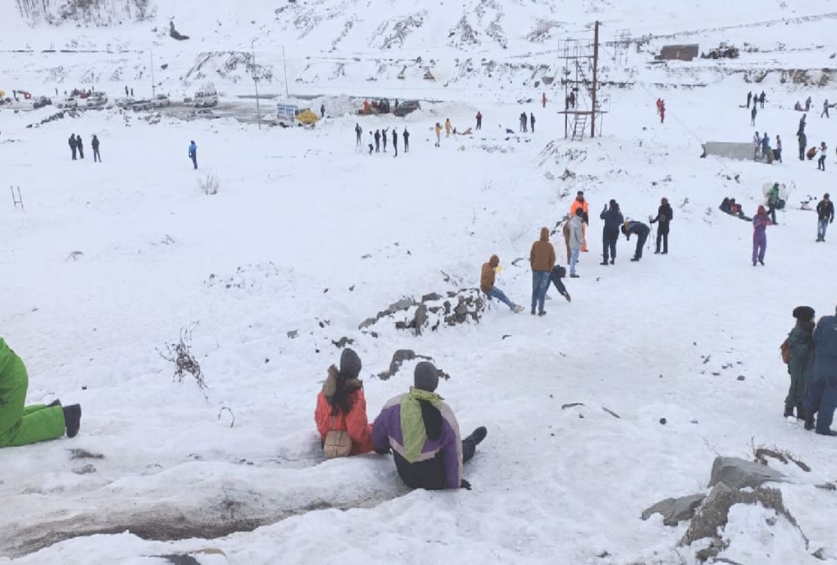 tourists flock to Atal Tunnel  North Portal and Sissu lahul himachal Even in the cold, have fun in the snow, see photos