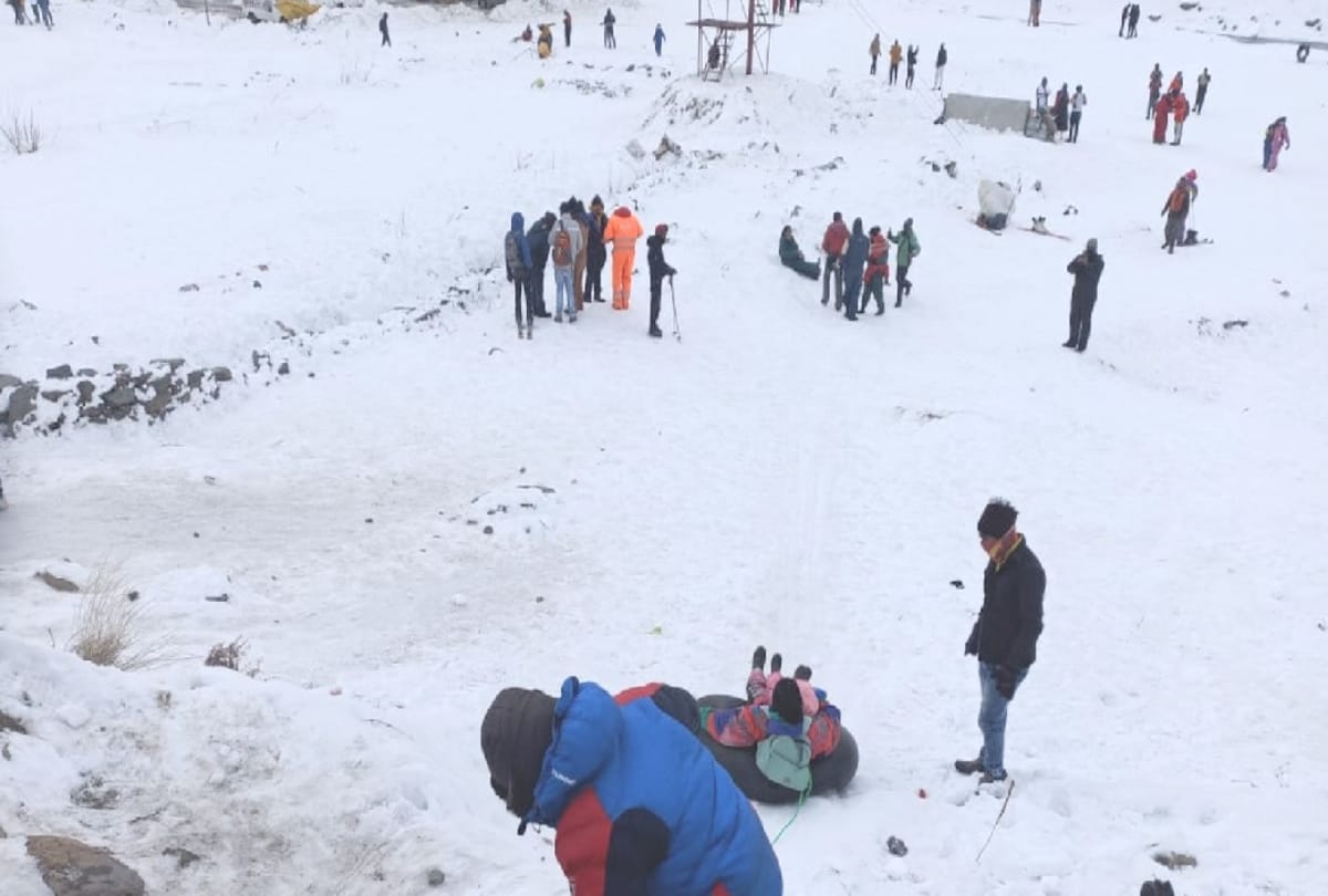 tourists flock to Atal Tunnel  North Portal and Sissu lahul himachal Even in the cold, have fun in the snow, see photos