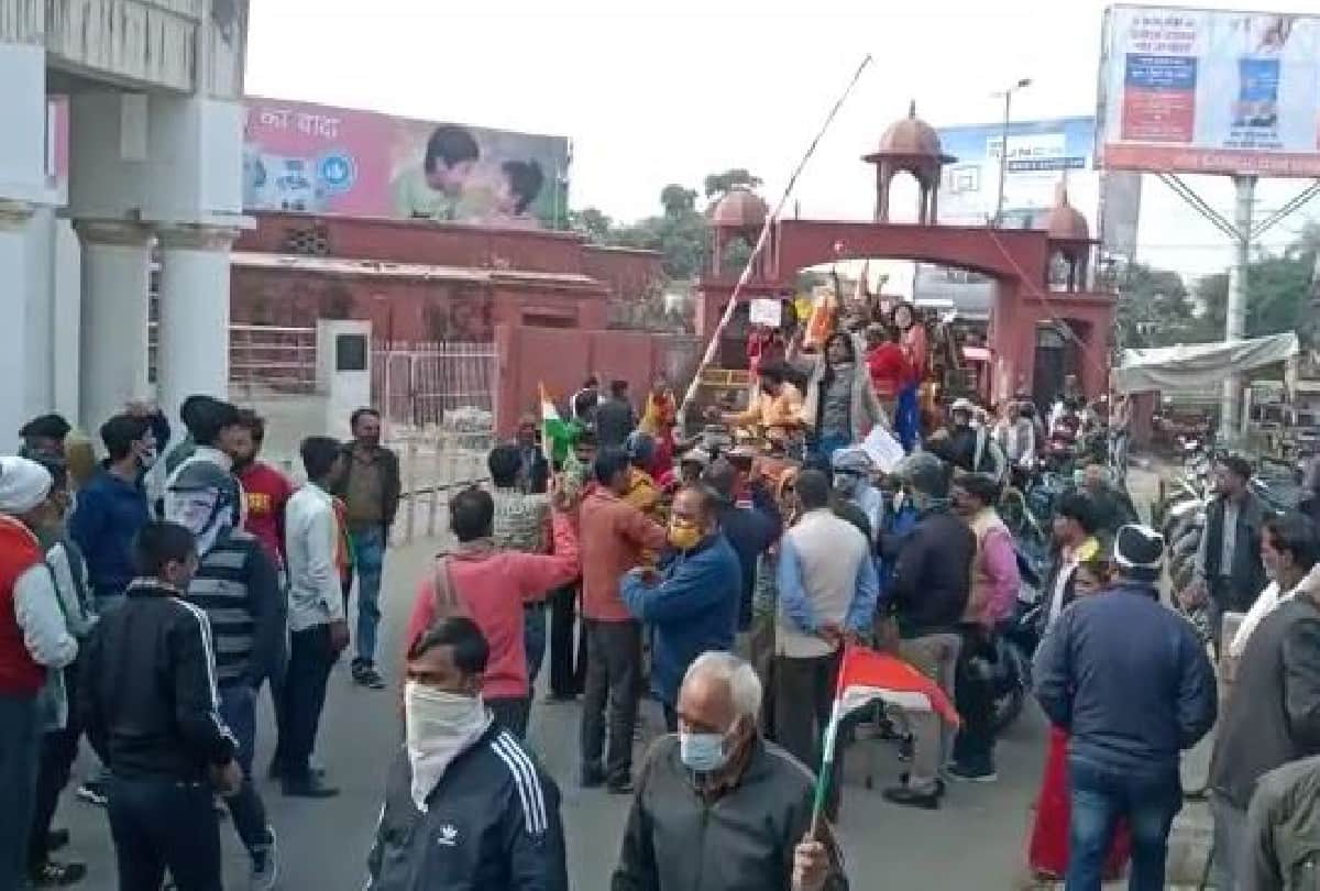 villagers protest at the collectorate for non-construction of drain in dhanauli village of agra