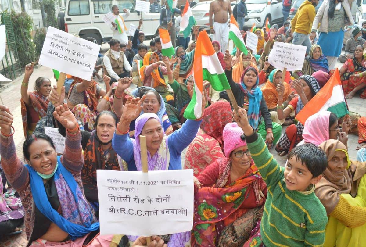 villagers protest at the collectorate for non-construction of drain in dhanauli village of agra