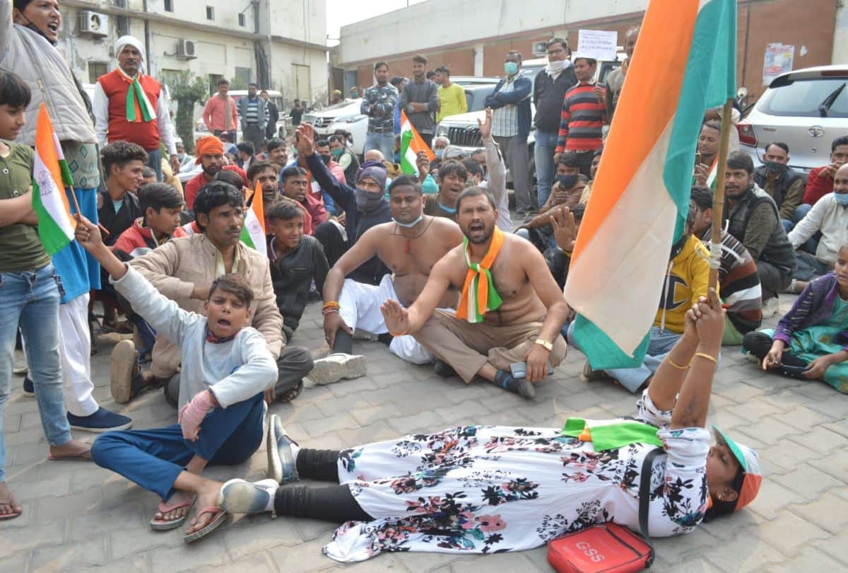 villagers protest at the collectorate for non-construction of drain in dhanauli village of agra