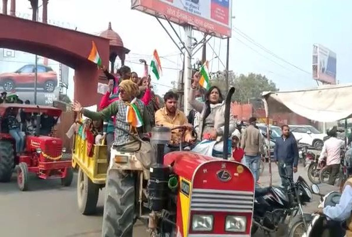 villagers protest at the collectorate for non-construction of drain in dhanauli village of agra
