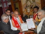 हाथरस : डॉ. प्रवीण तोगड़िया को ज्ञापन देते समाजसेवी।     संवाद