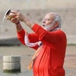 प्रधानमंत्री नरेंद्र मोदी ने काशी में गंगा स्नान किया।