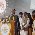 मंच से बोलते मोहन भागवत