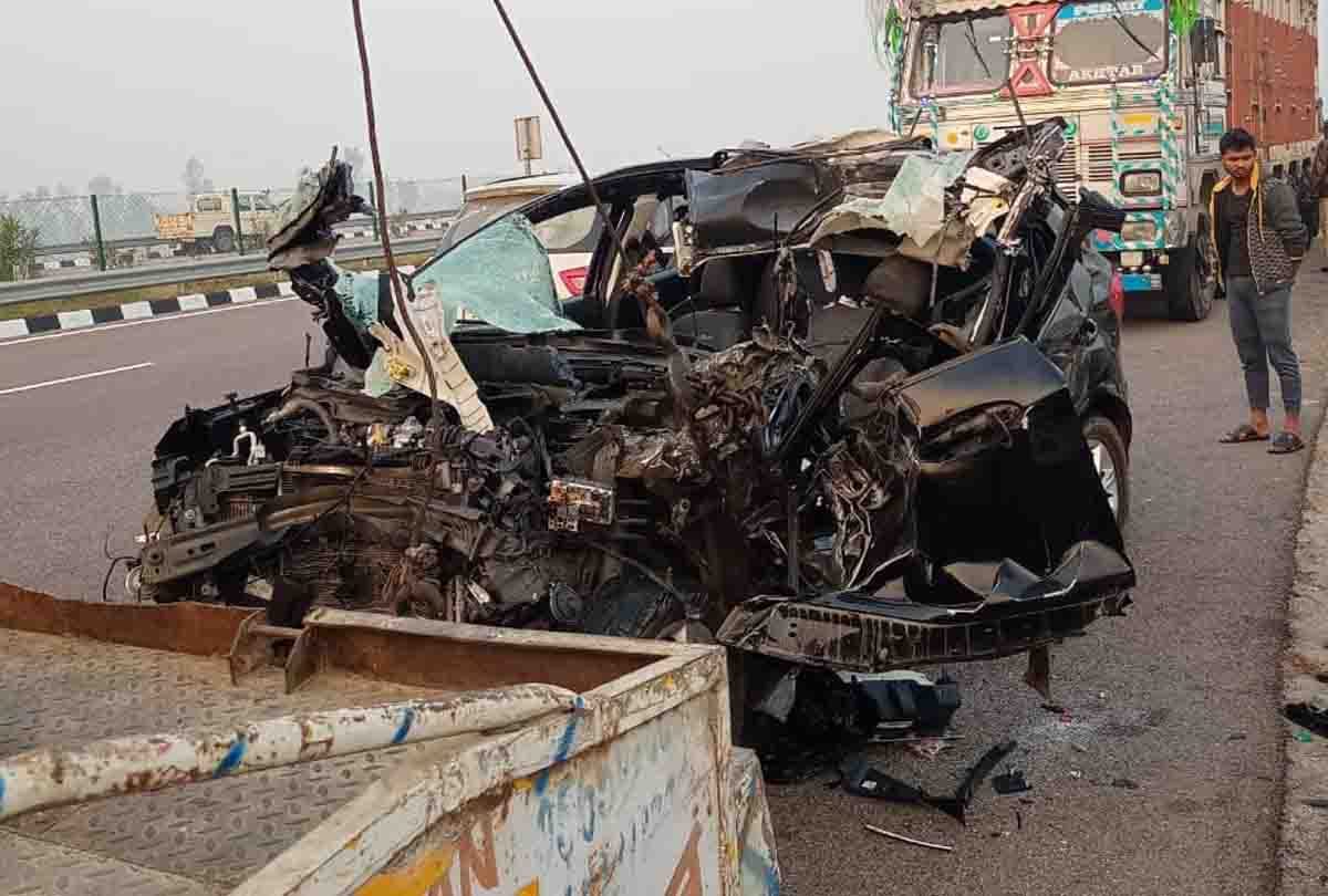 Road accident on expressway, wife of retired army subedar died