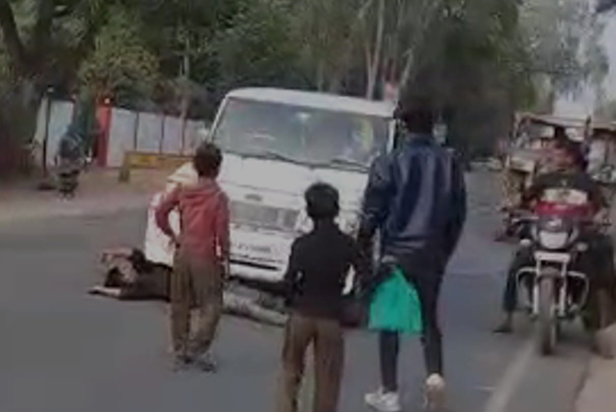 Chhatarpur: Unhappy with father's death, a young man along with mother and younger siblings created a ruckus in front of the traffic police station