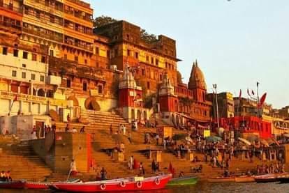 काशी में गंगा घाट।